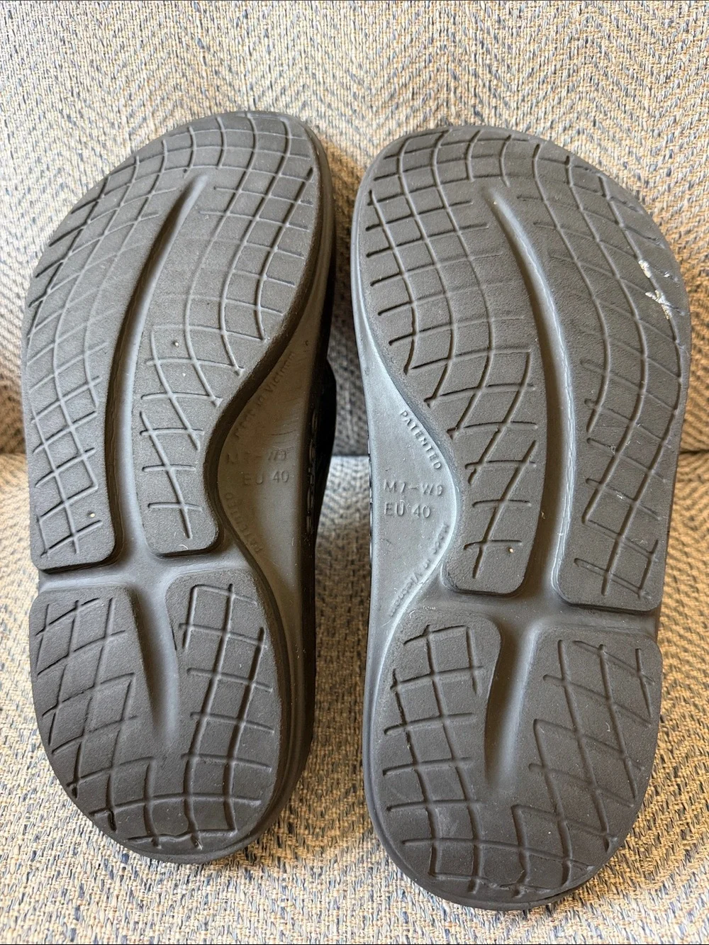OOFOS OOlala Luxe Unisex Black Thong Flip Flop Sandals Size M7/W9 (Eu:40)